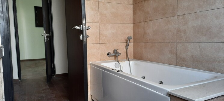 Bathroom, tata-primanti-phase-2 4 Bedroom 3300 Sq.Ft. Apartment In Sector 72 Gurgaon 8095688