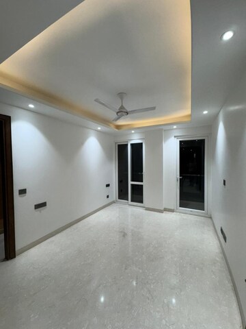 Room in 3 BHK Builder Floor at Sarvodaya Enclave – for Sale