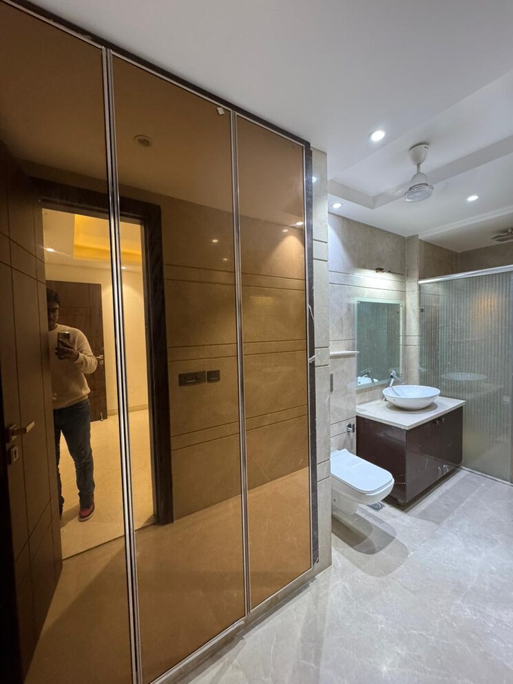 Bathroom, sarvodaya enclave 3 Bedroom 1800 Sq.Ft. Builder Floor In Sarvodaya Enclave Delhi 8095709