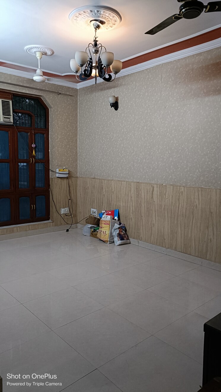  Parking, ashoka-enclave-3 2 Bedroom 200 Sq.Yd. Builder Floor In Sector 35 Faridabad 8095830