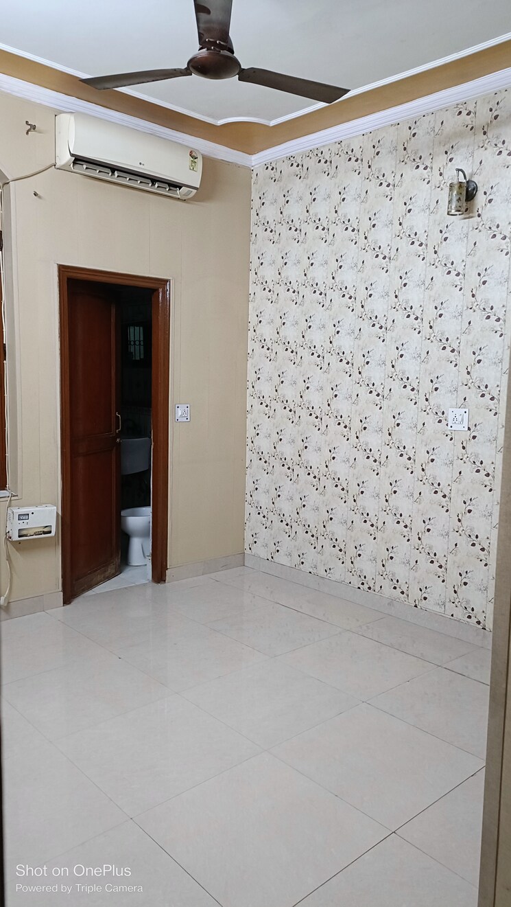 Room, ashoka-enclave-3 2 Bedroom 200 Sq.Yd. Builder Floor In Sector 35 Faridabad 8095830