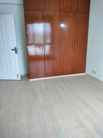 Room in 4 BHK Apartment at DLF Westend Heights, Sector 53 – for Rent