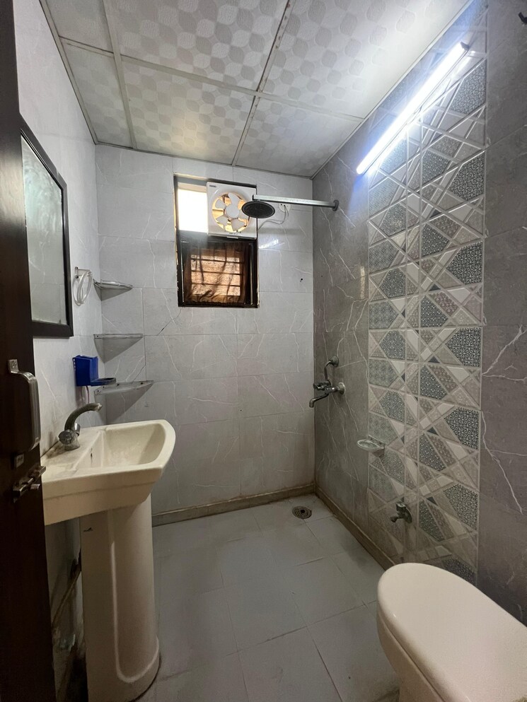Bathroom, rajendra nagar 3 Bedroom 1350 Sq.Ft. Builder Floor In Rajendra Nagar Ghaziabad 8095956