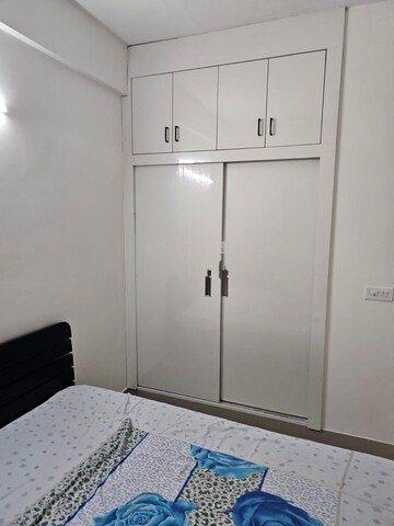 Room in 2 BHK Apartment at Suncity Avenue 76, Sector 76 – for Rent
