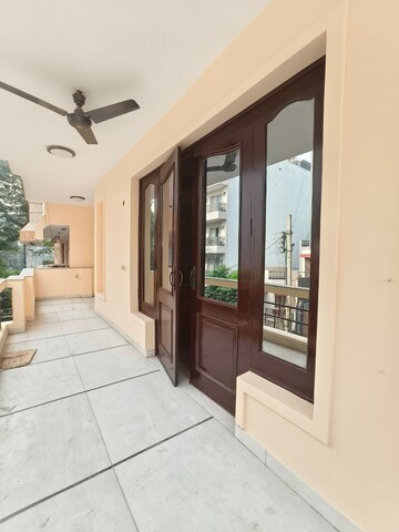 Building Lobby in 3.5 BHK Builder Floor at Ardee City, Sector 52 – for Rent