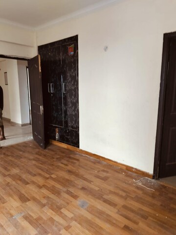 Room in 3 BHK Apartment at DLF The Skycourt, Sector 86 – for Rent