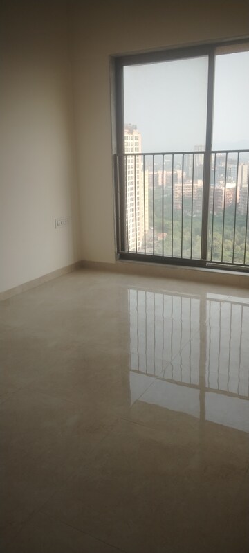 Room in 2 BHK Apartment at Sunteck Maxxworld, Naigaon East – for Rent