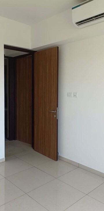 Room in 2 BHK Apartment at Shapoorji Pallonji Vicinia, Powai – for Rent