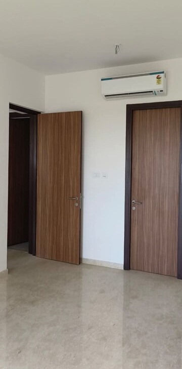 Room in 2 BHK Apartment at Shapoorji Pallonji Vicinia, Powai – for Rent