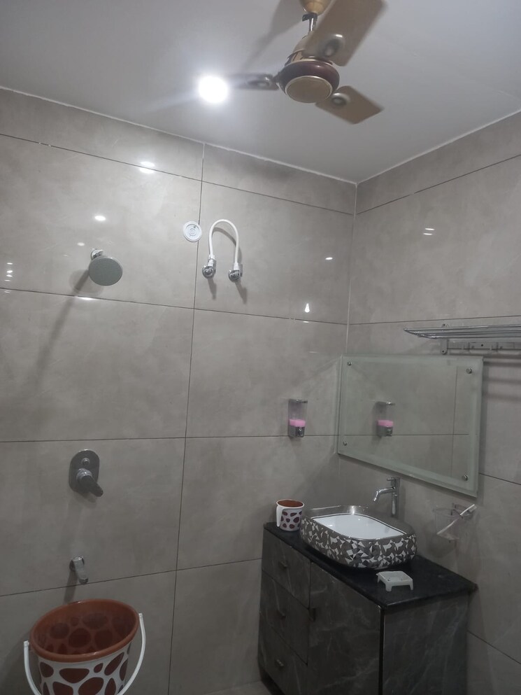 Bathroom, adarsh-panache-heights 5 Bedroom 5500 Sq.Ft. Apartment In Kulhan Dehradun 8096466