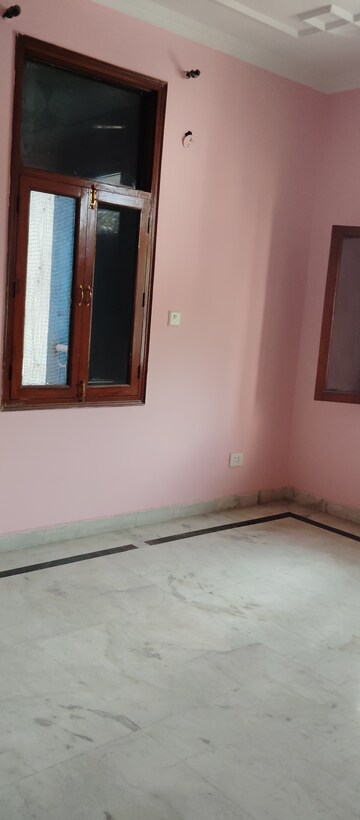 Room in 3 BHK Apartment at Amarpali Exotica, Sector 50 – for Rent