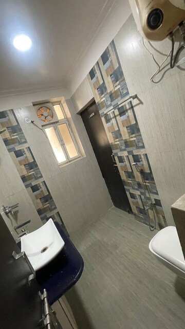 Master Bedroom in 3 BHK Apartment at Gomti Nagar – for Rent