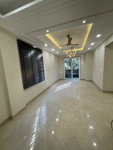 Building Lobby in 3 BHK Builder Floor at Ansal Sushant Lok I, Sector 43 – for Sale