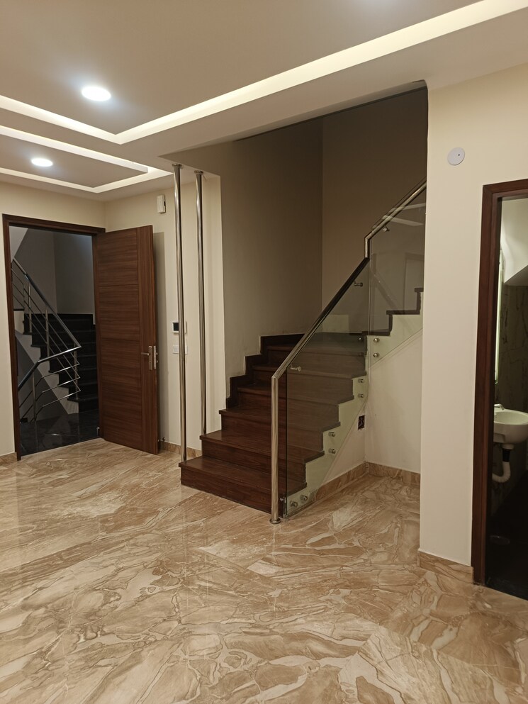 Room, sector 36 6+ Bedroom 210 Sq.Mt. Villa In Sector 36 Noida 8096910