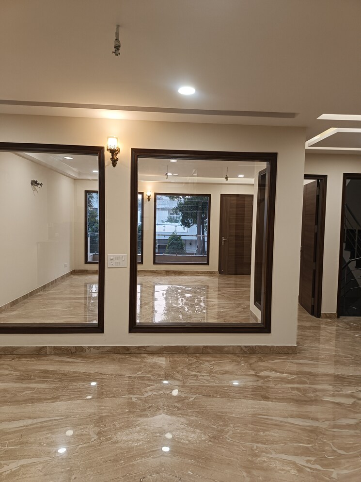 Room, sector 36 6+ Bedroom 210 Sq.Mt. Villa In Sector 36 Noida 8096910