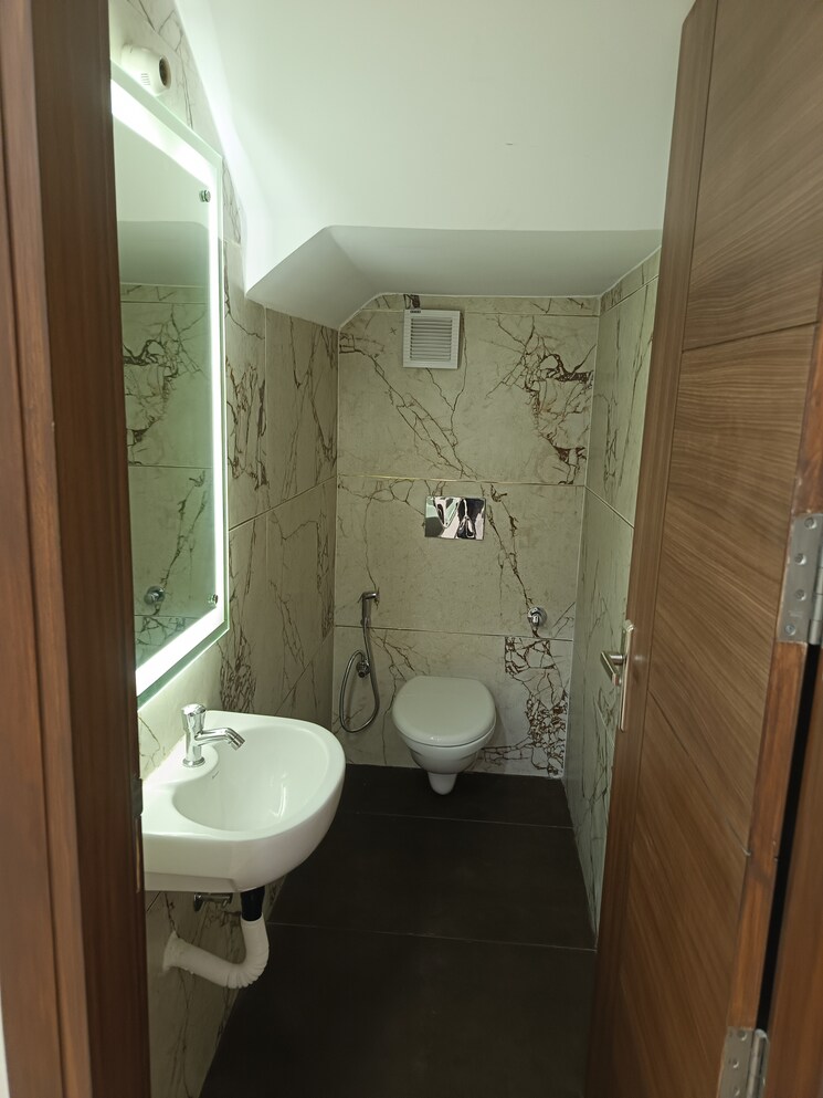 Bathroom, sector 36 6+ Bedroom 210 Sq.Mt. Villa In Sector 36 Noida 8096910