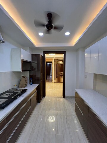 Building Lobby in 4 BHK Builder Floor at Sector 52 – for Rent