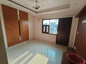 Bedroom in 3 BHK Builder Floor at Sector 9 – for Rent