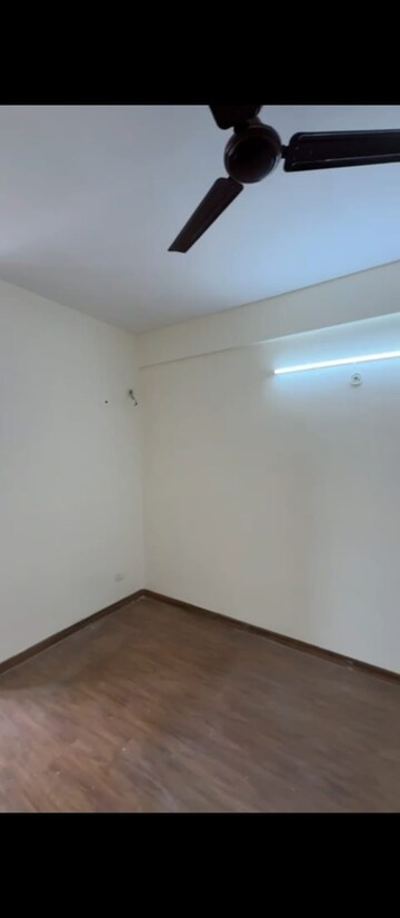 Room in 3 BHK Apartment at Wave Executive Floors, Wave City – for Rent