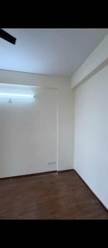 Room in 3 BHK Apartment at Wave Executive Floors, Wave City – for Rent