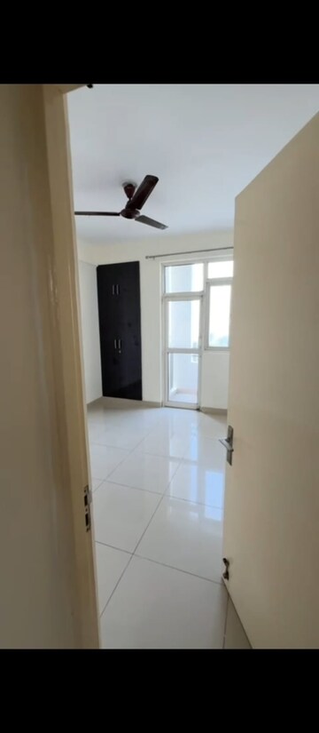 Room in 3 BHK Apartment at Wave Executive Floors, Wave City – for Rent