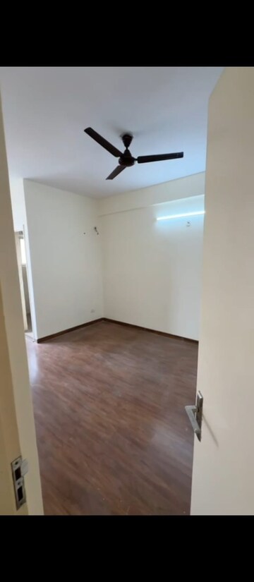 Room in 3 BHK Apartment at Wave Executive Floors, Wave City – for Rent