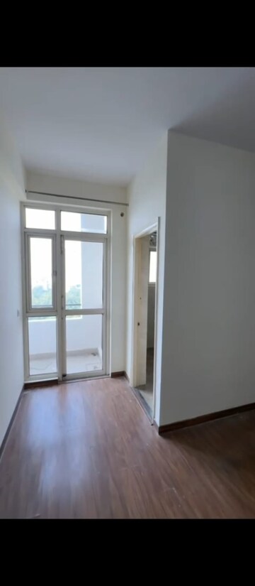 Room in 3 BHK Apartment at Wave Executive Floors, Wave City – for Rent