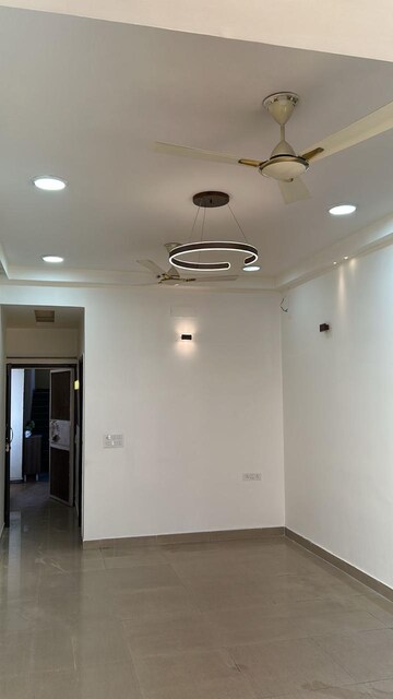 Room in 2.5 BHK Apartment at Mahagun Moderne, Sector 78 – for Rent