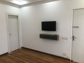 Room in 2.5 BHK Apartment at Mahagun Moderne, Sector 78 – for Rent