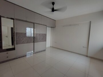 Room in 3 BHK Apartment at Salarpuria Sattva Exotic, Kogilu – for Rent