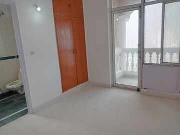 Room in 2 BHK Apartment at DLF The Princeton Estate, Dlf Phase V – for Rent