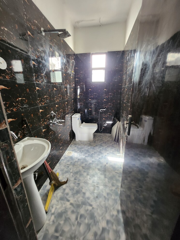  Parking, kheri 2 Bedroom 64 Sq.Yd. Villa In Kheri Greater Noida 8097406