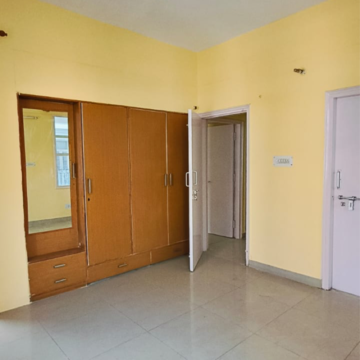Room in 3 BHK Apartment at HBH Galaxy Apartments, Sector 42 – for Rent