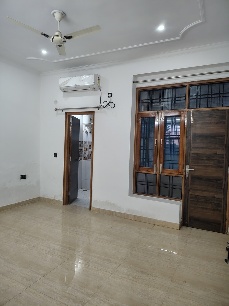 Room, gms road 3 Bedroom 1800 Sq.Ft. Builder Floor In Gms Road Dehradun 8097724