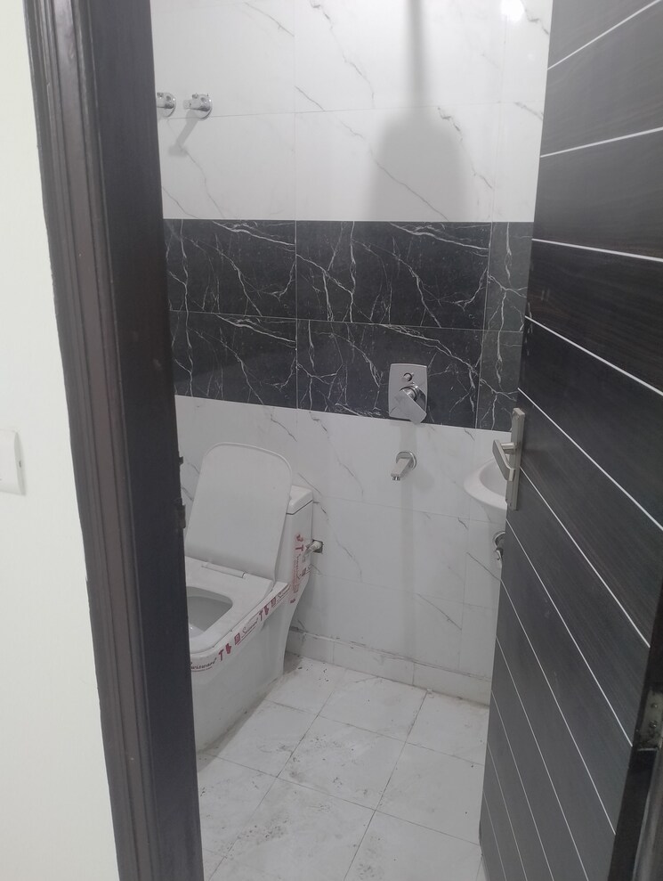 Bathroom, vishwakarma colony 2 Bedroom 65 Sq.Yd. Apartment In Vishwakarma Colony Delhi 8097811