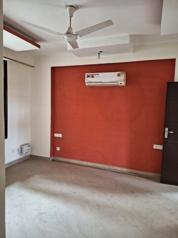 Room in 5 BHK Apartment at Sector 20 – for Rent