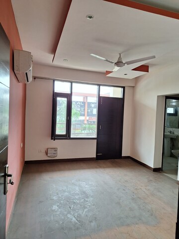Room in 5 BHK Apartment at Sector 20 – for Rent