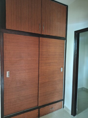 Room in 5 BHK Apartment at Sector 20 – for Rent