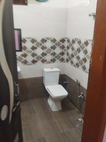 Master Bedroom in 2.5 BHK Independent House at Gomti Nagar – for Rent