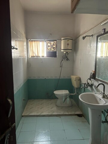 Master Bedroom in 2 BHK Independent House at Gomti Nagar – for Rent
