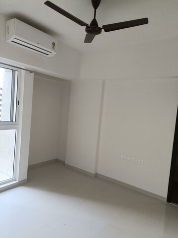Room in 1 BHK Apartment at Lodha Amara, Kolshet Road – for Sale