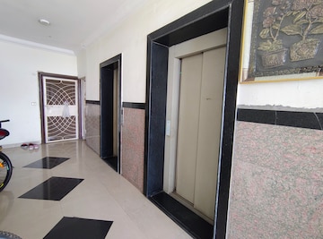 Building Lobby in 3 BHK Apartment at Parsvnath Green Ville, Sector 48 – for Rent