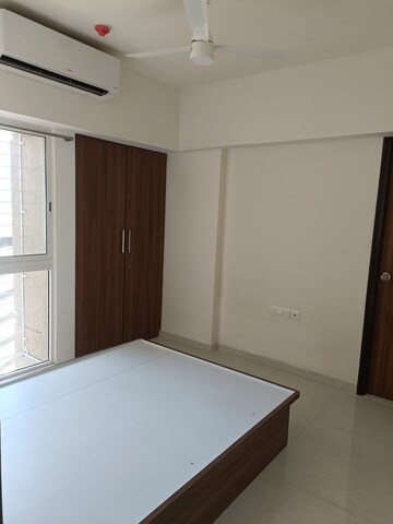 Room in 3 BHK Apartment at Lodha Amara, Kolshet Road – for Sale