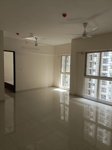 Room in 3 BHK Apartment at Lodha Amara, Kolshet Road – for Sale