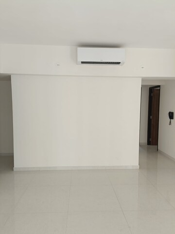Room in 3 BHK Apartment at Lodha Amara, Kolshet Road – for Sale
