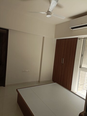 Room in 3 BHK Apartment at Lodha Amara, Kolshet Road – for Sale