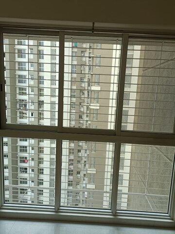 Room in 3 BHK Apartment at Lodha Amara, Kolshet Road – for Sale