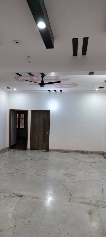 Room in 4 BHK Independent House at RWA Apartments Sector 50, Sector 50 – for Rent