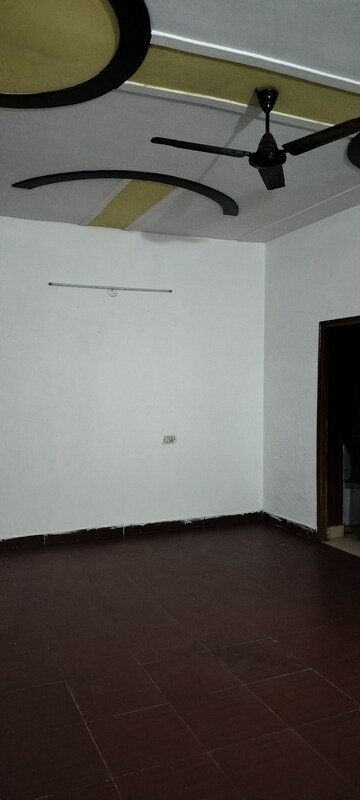 Room in 4 BHK Independent House at RWA Apartments Sector 50, Sector 50 – for Rent