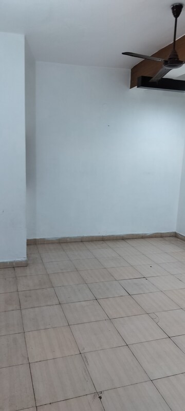 Room in 4 BHK Independent House at RWA Apartments Sector 50, Sector 50 – for Rent